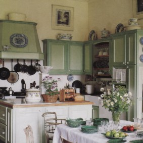 Față de masă albă pe masa de luat masa