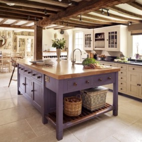 Raft pentru coșuri la capătul insulei de bucătărie