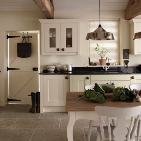 Ușă față cu balamale aeriene