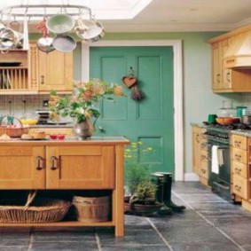 Ușă verde din lemn în bucătăria unei case de țară