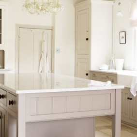 Bucătărie albă cu mobilier clasic