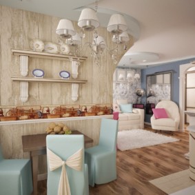 Rafturi pentru farfurii decorative pe peretele bucătăriei