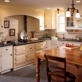 Hota de poartă peste o sobă cu gaz