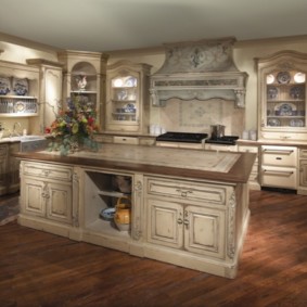 Mobila clasica de bucatarie intr-o casa privata