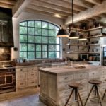 ห้องครัวพร้อมพื้นที่ทำงานหน้าต่าง