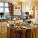 ผ้าม่านสีสันสดใสบนหน้าต่างห้องครัว