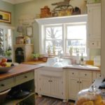 อ่างล้างจานสีขาวใกล้หน้าต่างห้องครัวในบ้านในชนบท