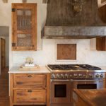 ฮูดโลหะขนาดใหญ่เหนือหัวเตา