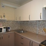 Complete kitchen with contrasting facades