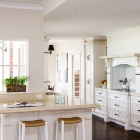 Cuisine blanche comme neige dans une maison de campagne