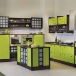 Cocina verde con una isla en el medio