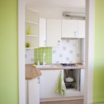 Porte ouverte sur une petite cuisine