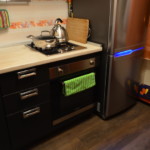 Plan de travail blanc sur socles marron foncé