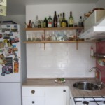 Bouteilles de boissons sur une étagère en bois