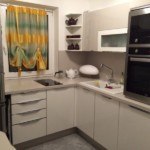 Rideau court sur la fenêtre de la cuisine