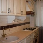 Casque linéaire aux façades crémeuses