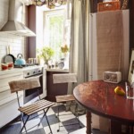 Chaises de jardin à l'intérieur de la cuisine