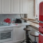 Carreaux noirs et blancs sur le sol de la cuisine