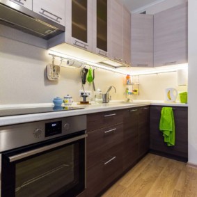 Iluminação brilhante da área de trabalho da cozinha