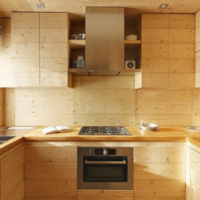 Conjunto em forma de U com fachadas de madeira