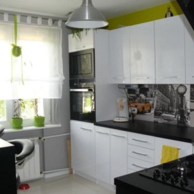 Fone de ouvido de bancada preto com fachadas brancas