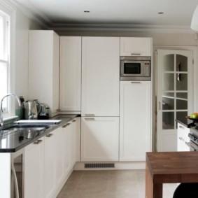 Cozinha quadrada com pia perto da janela