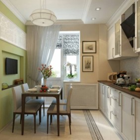 Cozinha retangular com porta para a varanda