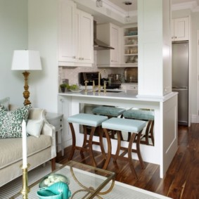 Permaidani cahaya di atas lantai kayu