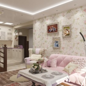 Foto keluarga di dinding dengan kertas dinding