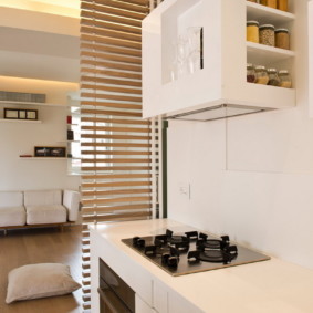 Kuali periuk terbakar di atas dapur gas