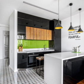 El área de trabajo de la cocina-sala con elementos de estilo ecológico.