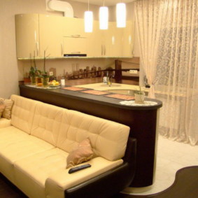 Sofá reto ao longo do bar