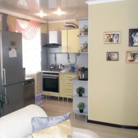 Molduras em uma parede de luz