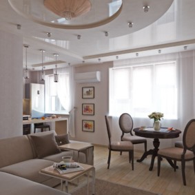 Cadeiras clássicas de encosto oval