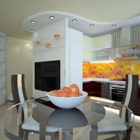 Copo branco com maçãs na mesa da cozinha