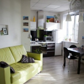 Sofá direto com estofamento verde