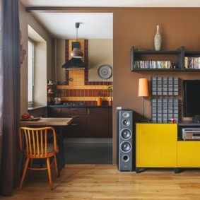 Cadeira de cozinha de madeira retrô