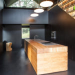 Pulau dapur kayu di sebuah rumah persendirian