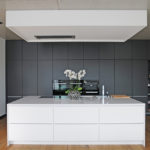 Bahagian dalaman kelabu dan putih dapur moden