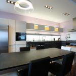 Meja hitam diperbuat daripada bahan tiruan