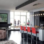 Punggung merah bangku bar