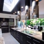 Perabot hitam di dapur sebuah kotej negara