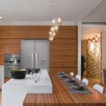 Facades coklat di bawah pokok di dapur sebuah rumah persendirian