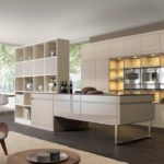 Permaidani kelabu muda di atas lantai gelap