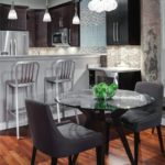 Ruang makan dengan kerusi yang selesa