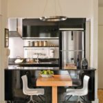 Meja berteknologi tinggi untuk dua ahli keluarga di dapur