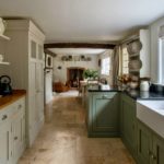Дълга кухня в селски стил