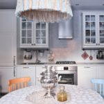 Самовар на кухненската трапезарна маса