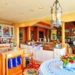 Ярък интериор на селската кухня