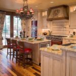 Паркет в кухнята с врата към градината